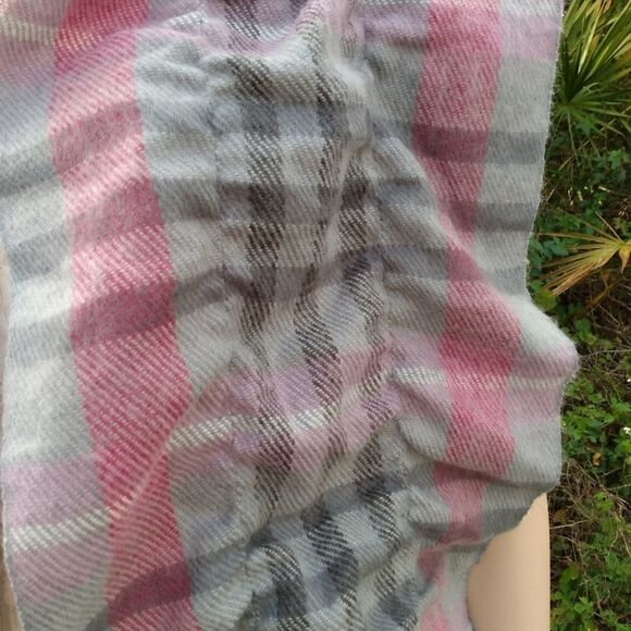 NWOT Gorgeous Bunched Gray & Pink Plaid Scarf Wrap with Fringe - Picture 6 of 7